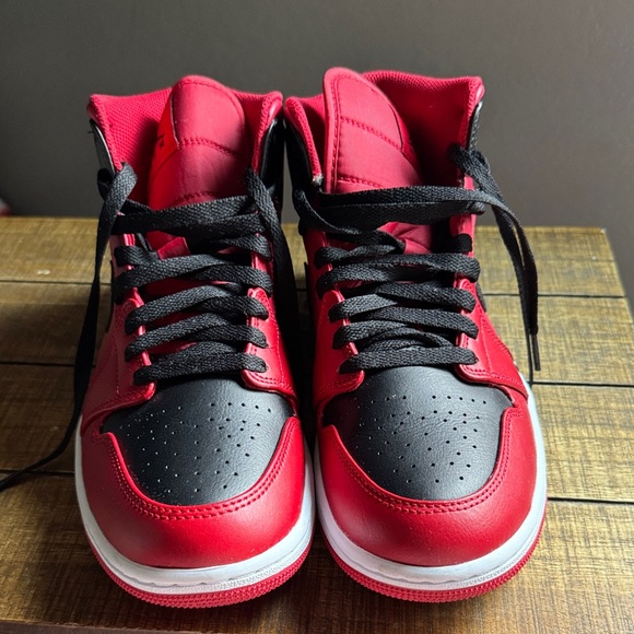 Women’s Air Jordan 1 Mid Sneakers in Black/ Gym Red. Women’s 9.5/ Men’s 8 - Picture 7 of 7